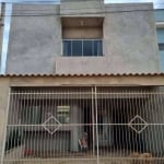 Belo sobrado com pé direito duplo, 3 dormitórios, sendo uma suite, sala e cozinha integrados, com balcão em porcelanato, escritório, garagem coberta p