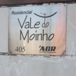 Apartamento no Condomínio Vale do Moinho com 03 (três) quartos, sendo 01 suíte, sala para dois ambientes, banheiro social, cozinha, área de serviço e uma vaga de garagem. codigo: 84679