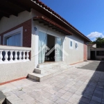 Casa localizada no Centro de Peruíbe, com 4 dormitórios, edícula e piscina