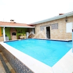 Casa com piscina e edícula em Peruíbe