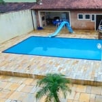 Praia do Guaiúba - Casa com 04 dormitórios - Piscina e churrasqueira - Vaga para 06 automóveis.