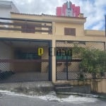 Sobrada em Vila, 3 suítes,  2 salas, 3 vagas!