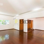 Casa térrea com 3 dormitórios, sendo 1 suíte, 3 vagas, 320,00m², em Moema, São Paulo, SP.