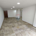 Excelente oportunidade em Copacabana !!! Apartamento reformado , andar alto e possuindo elevador privativo.