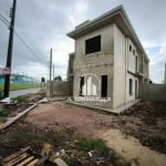 Sobrado de esquina no Vitória Régia - CIC com três quartos sendo uma suíte e amplo espaço de terreno