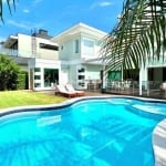 Jurerê Internacional Casa à venda em Jurerê Internacional, Florianópolis - SC. Mobiliada, 573 m², 6 suítes, jardim, piscina, área gourmet e 4 vagas.