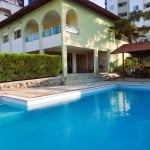 Ponta Negra: Espetacular Casa Triplex com Piscina em Terreno Arborizado de 900m²