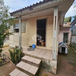 Casa mista, 2 dormitórios e sala em madeira, cozinha grande e banheiro em alvenaria,