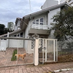 Casa com amplo terreno próximo ao centro da cidade, medindo 24m X 19m