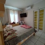 Casa de dois pavimentos com 05 quartos/dormitórios no bairro Areias, em São José- SC