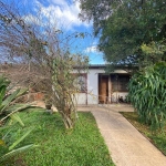 Duas casas e um quiosque no bairro Vila Nova.