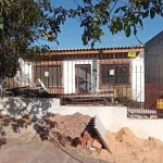 Linda Casa toda em processo de reforma, com 3 dormitórios e pátio amplo.