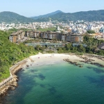 Cobertura com quatro quartos frente mar na praia do Ribeiro em Bombinhas SC