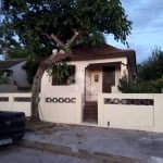 Casa mista com 03 dormitórios à venda no bairro Itararé, em Santa Maria.