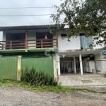 CASA RESIDENCIAL COM 2 QUARTOS, SENDO 1 SUÍTE, 2 VAGAS DE GARAGEM COBERTA COM CAPACIDADE DE ATÉ 5 CARROS NO CAMPECHE EM FLORIANÓPOLIS/SC.