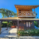 CASA DE MADEIRA COM SUÍTE E CHURRASQUEIRA A POUCOS MINUTOS DA PRAIA DO MORRO DAS PEDRAS FLORIANÓPOLIS