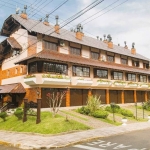 A venda apartamento de 2 dormitórios sendo 1 suíte, lacalizado no bairro Planalto em Gramado.