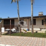 Casa ampla com churrasqueira, jardim, gradeada, garagem para 3 carros, 3 dormitórios