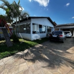 Casa Ampla com 3 Quartos, Pátio Grande e Área de Churrasqueira