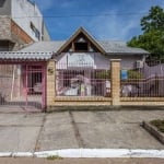 Enorme casa com pé direito alto, sendo 3 dormitórios, 2 banheiros, ponto comercial na frente, sótão com dormitório e pátio nos fundos. Localizado no B