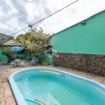 Casa terrea, com 3 dormitórios, pátio grande com piscina, espaço gourmet com churrasqueira, 3 vagas cobertas, localizada no bairro Fátima, em Canoas