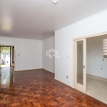 Casa de 3 dormitórios, sendo 1 suíte, churrasqueira e área de serviço. Terreno 14x22 e 155m² privativos. A venda no Centro de Canoas