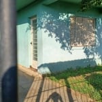 Terreno de 11x55 com 2 casas de 2 dormitórios e sala de estar e jantar integradas e vaga para 6 carros cobertos no total. Não aceita financiamento, à