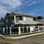 Casa no Centro de Xangri-lá, a Apenas 3 Quadras do Mar, com 4 Dormitórios e Frente para Área Verde