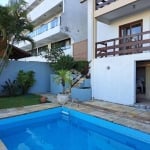 Casa 3 dormitórios, dependência completa, 3 vagas, piscina e linda vista.