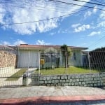 Casa com 3Quartos1 Suíte, Edicula nos fundos, casa com garagem e 3 peças com banheiro.