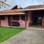 Casa residencial com 3 dormitórios, sendo 1 suíte, 2 vagas de garagem no bairro Carianos em Florianópolis/SC.