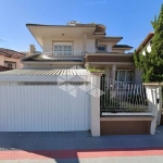 CASA SEMIMOBILIADA COM 3 QUARTOS SENDO 3 SUÍTES 4 VAGAS DE GARAGEM NO CENTRO DE FLORIANÓPOLIS/SC