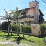 Casa em Garopaba, localizada no bairro Ferraz, com bela vista para praia e cidade!