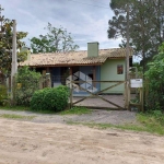 Casa à venda, em Garopaba, com pé na areia na praia da  Ferrugem.