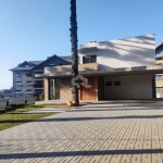 Casa 4 dormitórios, 412m² privativos, no Condomínio Altos Pinheiros, no Centro de Canela