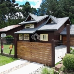 Casa charmosa 3 dormitórios, cerca de 150m², garagem e pátio, em Gramado