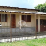 Casa com dois dormitórios em terreno de 330m² a venda em Gravataí