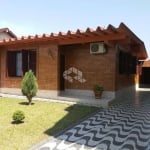 Casa à venda com 3 dormitórios, 4 vagas, no bairro Engenho, centro de Guaíba/RS