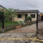 Casa térrea com três dormitórios em  amplo terreno de 680m2.