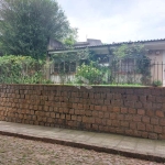 Casa  térrea de 3 dormitórios, edicula, 5 vagas, pátio no Bairro Teresópolis