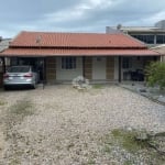 Casa Ampla em Porto Belo, térrea com ótimo espaço interno e externo, 1 suíte mais um banheiro social.