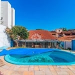 Casa com jardim amplo e piscina no Cristal