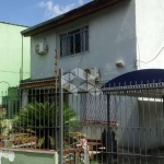 Casa 4 dormitórios, 01 banheiro, 2 suítes, garagem p/ 3 veículos, 500m PUC.