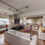Apartamento de 248m2 com vista para o Guaíba em prédio clássico da capital.