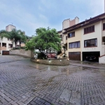 CCasa mobiliada em condomínio, portaria fechada, 4 quartos, 2 suítes, 5 banheiros.