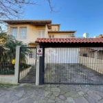 Casa 4 quartos, dependência completa, piscina, elevador, 4 vagas cobertas no Cristal.