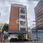 Excelente Apartamento de 1 dormitório amplo com vaga coberta e escriturada banheiro, cozinha e área de serviço separada, elevador no centro histórico.