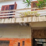 Casa antiga na rua Carlos Trein Filho no bairro Auxiliadora em Porto Alegre para reformar e vender