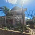 Ampla casa à venda no bairro Vila João Pessoa em Porto Alegre.