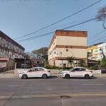 Térreo, amplo apartamento 2 dormitórios e garagem coberta. Em frente ao Zaffari CESTTO.